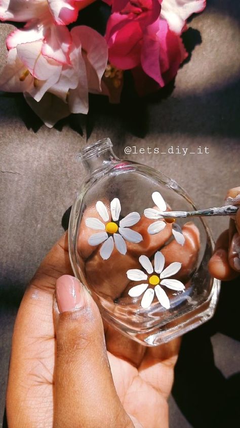 Painting On Perfume Bottles, Painting Glass Bottles Acrylic, Empty Perfume Bottle Ideas, Glass Bottle Painting Acrylics, Acrylic Painting On Glass Bottles, Bottle Painting Ideas Acrylics, Perfume Bottle Painting, Perfume Painting, Bottle Paintings