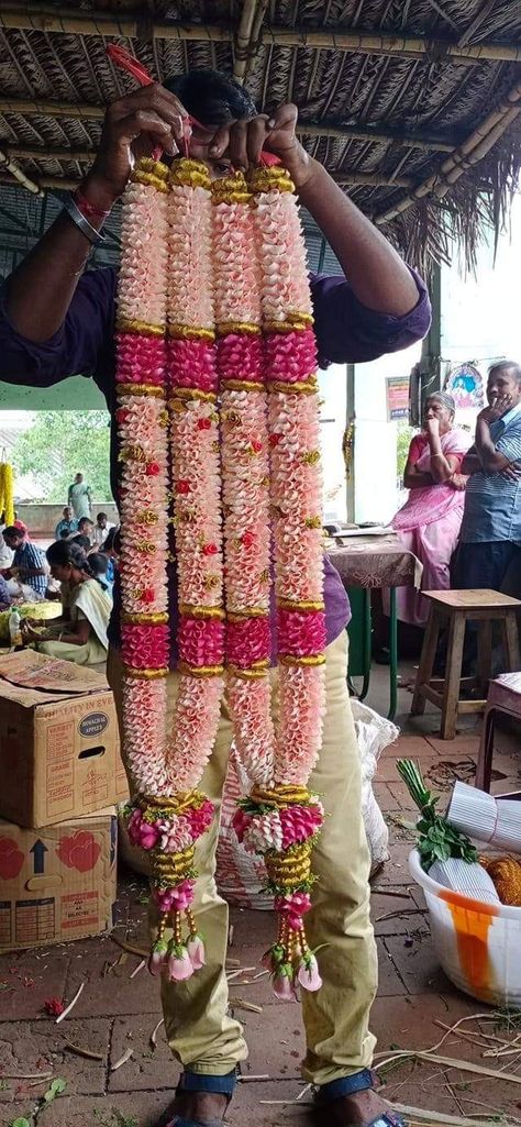 Garland For Pink Saree, Wedding Maalai For Red Saree, Kalyana Malai Designs, Wedding Garlands South Indian Marriage, Engagement Malai Design, Garland For Wedding Indian Bride, Wedding Malai Design, Poola Dandalu For Wedding, Wedding Garlands South Indian