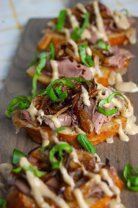 Leftover Beef Tenderloin, Beef Crostini, Horseradish Aioli, Leftover Beef, God Mat, Beef Tenderloin, Low Carb Paleo, Deilig Mat, Party Food Appetizers