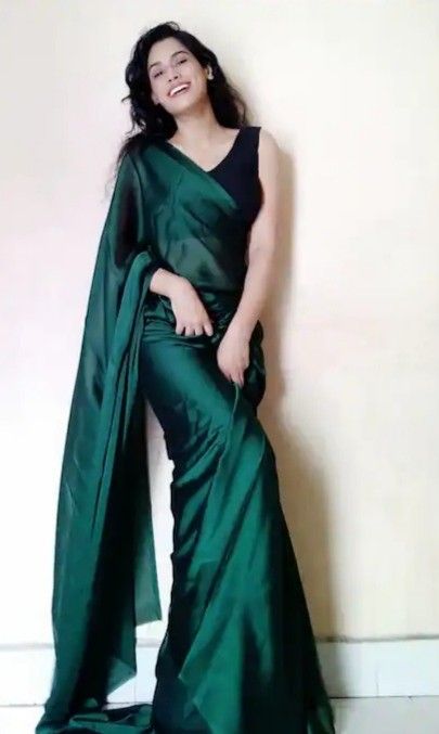 Plain Green Saree Contrast Blouse, Farewell Sarees For Brown Skin Tone, Dark Green Saree Contrast Blouse, Sari For Farewell, Forest Green Saree, Green Satin Saree, Saree Satin, Bridesmaid Sarees, Green Sari