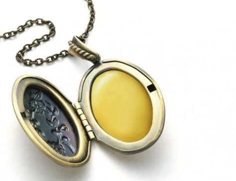 Lockets are beautiful to wear as jewelry, and those that are filled with solid perfume are even more gorgeous. They make fabulous gifts and are fun to make too! Perfume Diy, Native American Turquoise Jewelry, Perfume Necklace, Homemade Perfume, Perfume Locket, Perfume Recipes, Diy Perfume, Oil Perfume, Pickled Veggies