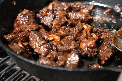 Braised Black Bear in Gravy - Canada In The Rough Bear Roast Recipe, Bear Meat Recipe, Smoker Cooking Recipes, Bear Meat, Hardy Meals, Easy Burger Recipe, Deer Recipes, Bear Recipes, Skewer Recipes