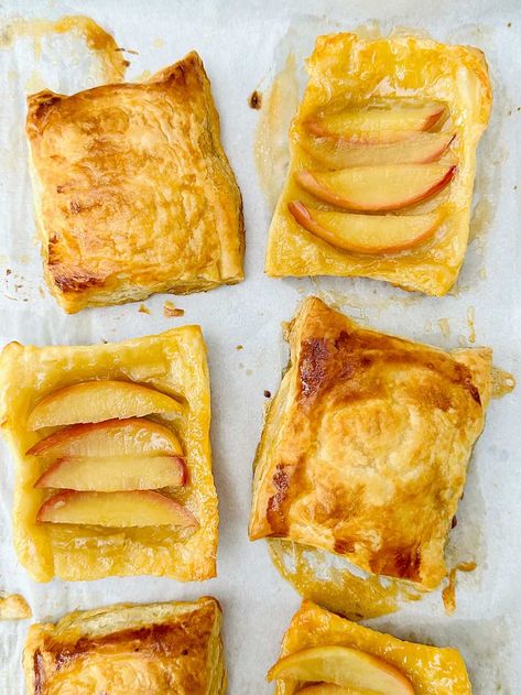 Upside Down Tart, Leaf Piping Tip, Upside Down Puff Pastry, Pastry Squares, Puff Pastry Ingredients, Peach Puff Pastry, Apple Tarts, Sunflower Cupcakes, Puff Pastry Recipe