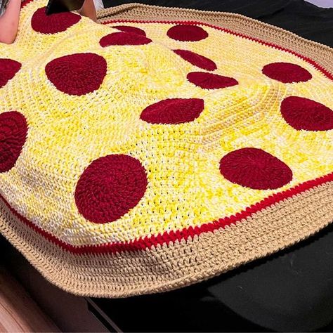 Pizza Blanket Crochet Pattern - thecaffeinatedsnail.com Crochet Pizza, Pizza Blanket, Autumn Crochet, Crochet Border Patterns, Crochet Square Blanket, Crochet Disney, Blanket Crochet Pattern, Crochet Food, Kawaii Crochet