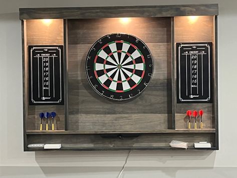 Dartboard Stand Diy, Bar Wall Design, Centro Tv, Custom Dart Board, Dart Board Wall, Man Cave Living Room, Diy Balcony, Home Bar Rooms, Modern Home Bar