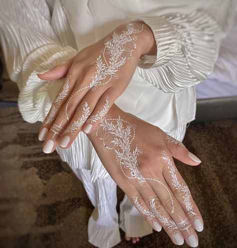 White Wedding Henna, Henna Nail Art, White Henna Tattoo, Glitter Henna, White Henna Designs, Wedding Henna Designs, Inai Pengantin, Mahendi Designs, Henna Inspired Tattoos