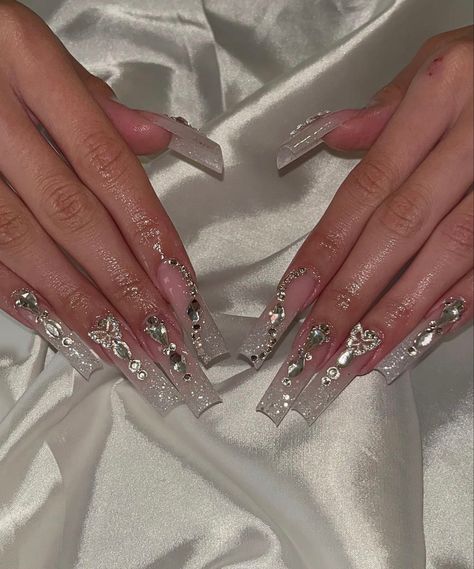 Sliver Quince Nails, Rhinestone Ideas For Nails, Silver Quince Nails, Silver Homecoming Nails, Silver Gem Nails, Silver Birthday Nails, Prom Nails Glitter, Silver Wedding Nails, Bday Nails Ideas