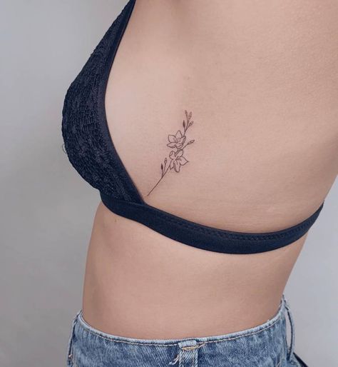 Women Ribcage Tattoo, Cute Hip Tattoos, Tattoo Trends 2023, Side Rib Tattoos Women, Lilly Flower Tattoo, Positive Photography, Jasmine Tattoo, Lillies Tattoo, Lily Flower Tattoos