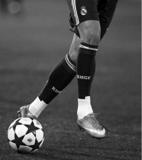 #Soccer Soccer Pro, Soccer Photography, Football Photography, Football Fashion, Soccer Quotes, Free Kick, Playing Football, Soccer Balls, Soccer Player