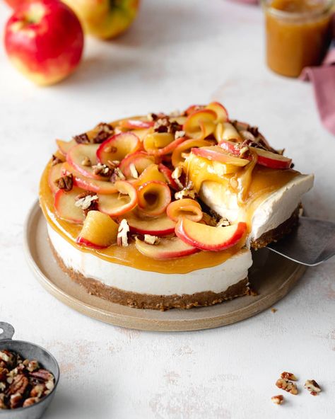 Easy Vegan Caramel Apple Cheesecake (No-Bake) No Bake Caramel Apple Cheesecake, No Bake Apple Cheesecake, Vegan Apple Recipes, Baked Apple Cheesecake, Caramel Apple Cheesecake Recipes, Dairy Free Dessert Easy, Sauteed Apples, Vegan Caramel Apple, Baked Caramel Apples