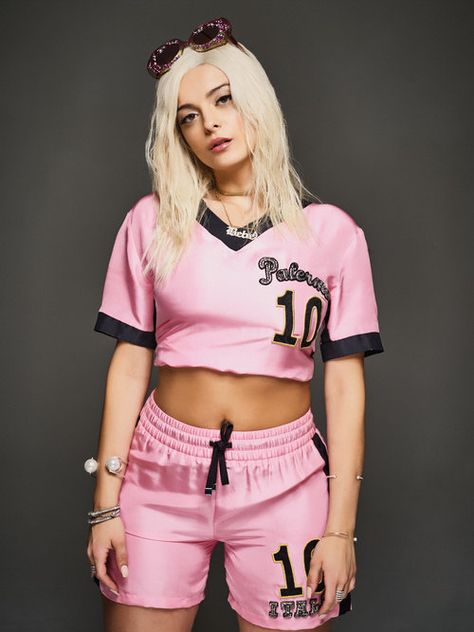 Bebe Rexha Wallpaper, Bebe Rexha, Wallpaper Cave, Iphone Wallpapers, Selena Gomez, Wallpaper Iphone, Blonde, Wallpapers, Crop Tops