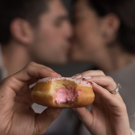 Gender Reveal Doughnut, Fast Gender Reveal Ideas, Cupcake Gender Reveal Photoshoot, Donut Gender Reveal Ideas, Donut Gender Reveal Party, Donut Gender Reveal, Gender Reveal Photoshoot, Unique Gender Reveal Party Ideas, Gender Reveal Dessert