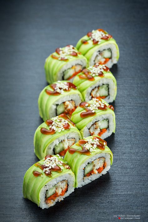 sushi and pizza photo|| for RollHouse menu on Behance Sushi Presentation Ideas, Fancy Sushi, Sushi Presentation, Sushi Photography, Sushi Photo, Sushi Catering, Sushi Buffet, Sushi Pizza, Sushi Recipes Homemade