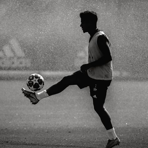 Football Training Program, Soccer Images, Pics For Fb, Cr7 Football, Best Soccer Shoes, Football Aesthetic, Football Poses, Football Photography, Soccer Inspiration