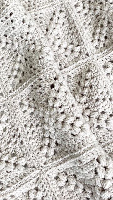 Cream Granny Square Blanket, Granny Squares Blanket Pattern, Crochet Big Granny Square, Modern Granny Square Blanket, Simple Crochet Granny Square, Modern Granny Squares, Large Granny Square Pattern, Modern Granny Square, Blankets To Make