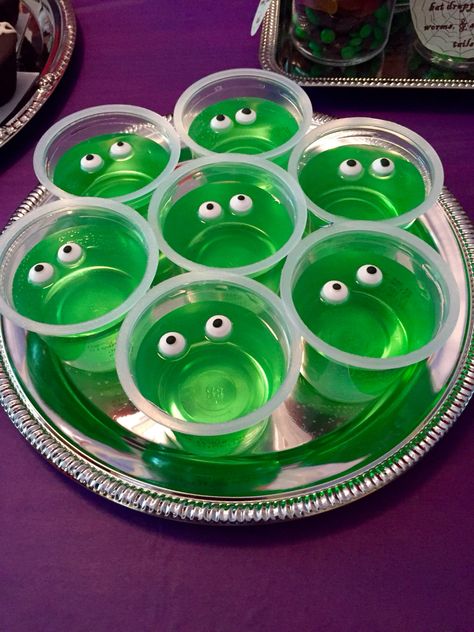 Hotel Transylvania Party-green jello Festa Hotel Transylvania, Hotel Transylvania Party, Veselý Halloween, Pelottava Halloween, Läskig Halloween, Soirée Halloween, Dekorasi Halloween, St Patricks Day Party, Fete Saint Patrick