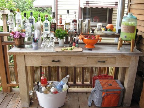 Outdoor bar set up Party Bar Ideas Alcohol Set Up Outdoor, Home Bar Set Up For Party, Home Bar Party Set Up, Bar Set Up For Party At Home Outdoor, How To Set Up A Bar For A Party, Bbq Set Up, House Party Bar Set Up, Party Bar Set Up, Bar Set Up For Party