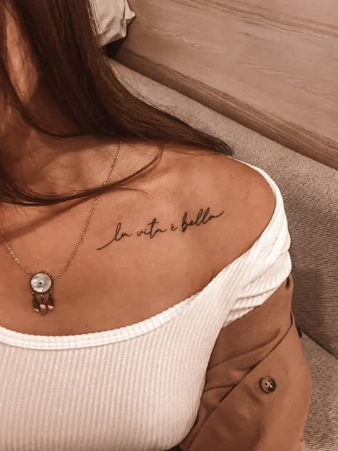 Elegant Quoted Collarbone Tattoo Clavicle Tattoos For Women Quotes, Italian Quote Tattoos, Collar Bone Tattoo Quotes, Tattoo Spine, Clavicle Tattoo, Minimalist Tattoo Small, Italian Tattoos, Pretty Tattoo, Collarbone Tattoo