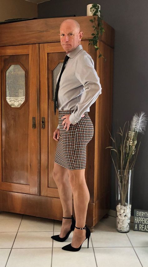 Skirts And Heels Are Not Just For Women, This Guy Proves That Perfectly (30 Pics) Best Comfortable Shoes, Guys In Skirts, Men Wearing Skirts, Skirt Heels, Men In Heels, T Dress, A Skirt, Professional Women, Feminine Outfit