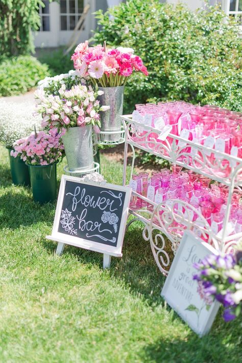 Flower bar favor for a bridal shower Valentine Bridal Shower Ideas, Fiesta Shower, Garden Party Bridal Shower, Bridal Shower Inspo, Garden Bridal Showers, Spring Bridal Shower, Bridal Shower Inspiration, Bridal Shower Flowers, Elegant Country