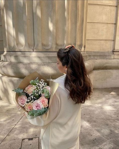 stella 🕊 | 📌 new york vlog! on Twitter: "let's have a happy saturday https://t.co/31chAcqLAq" / Twitter Flower Bouquet Pictures, Flower Boquet, That Girl, Bouquet Photography, Girl With Flowers, Cute Birthday Pictures, One And Done, Flower Photoshoot, Flowers Instagram