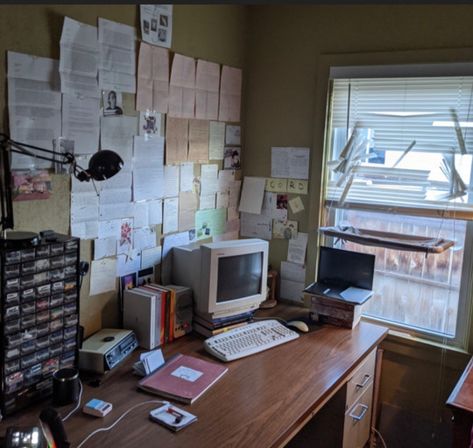 Messy Desk, Desk Inspo, Old Technology, Retro Gadgets, Retro Room, Old Computers, Dream Room Inspiration, Room Setup, Study Inspiration