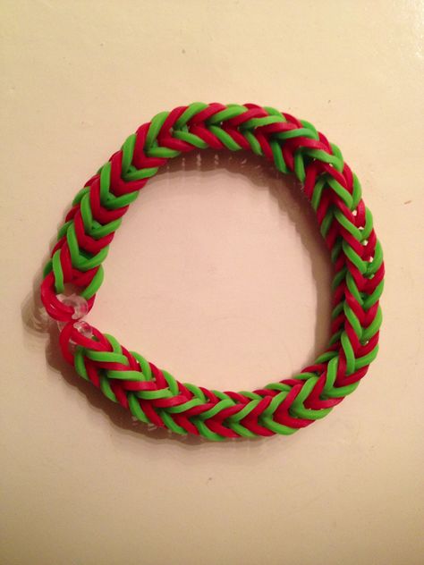 Fishtail bracelet with Christmas colors using the #RainbowLoom Christmas Rubber Band Bracelets, Christmas Rainbow Loom Bracelets, Looming Bracelets, Rubber Band Design, Rainbow Loom Fishtail, Loom Bands Designs, Loom Band Patterns, Rainbow Loom Bracelets Easy, Fishtail Bracelet