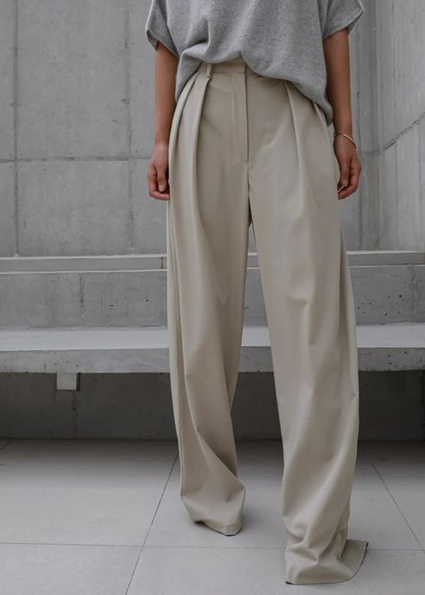 Trouser Outfit, Ivy League Style, The Frankie Shop, Suiting Fabric, Beige Pants, Baggy Trousers, Frankie Shop, Pleated Trousers, Looks Street Style