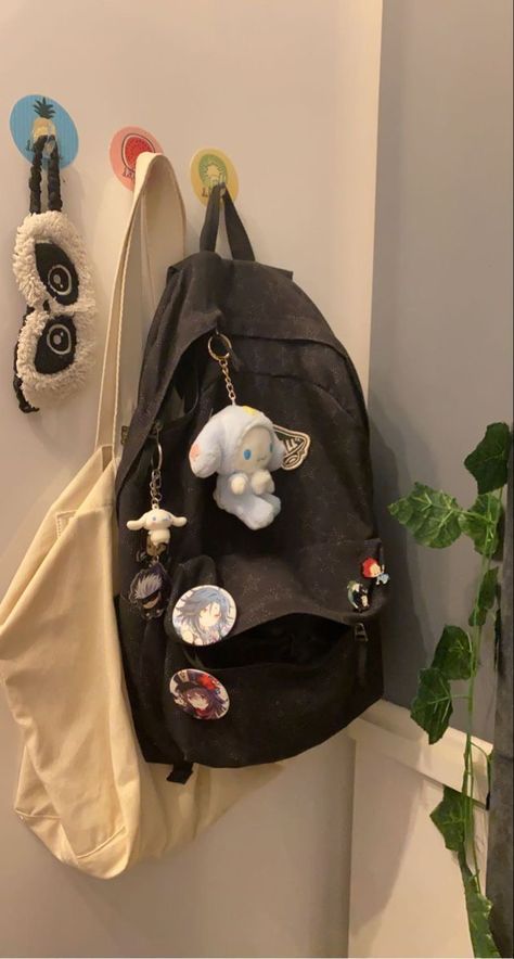 Backpack Decoration Ideas, Mochila Kpop, Backpack With Pins, Stylish School Bags, School Bag Essentials, Inside My Bag, Handbag Essentials, Backpack Decoration, What In My Bag