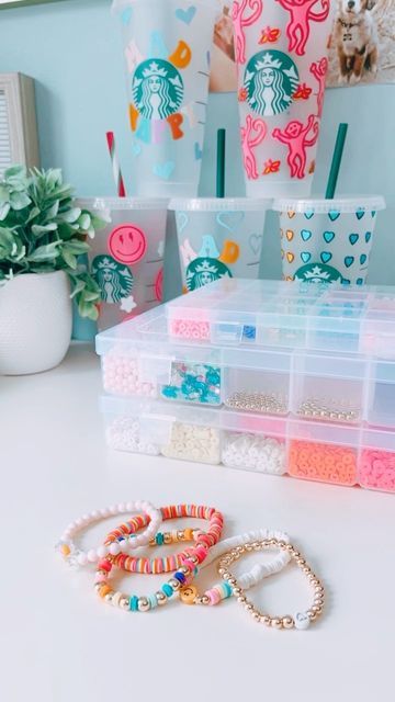 Preppy Pony Bead Bracelets, Preppy Bracelet Stack, Preppy Bracelet Ideas, Preppy Pfps, Beads Inspiration, Preppy Things, Beaded Braclets, Bead Inspiration, Preppy Bracelets