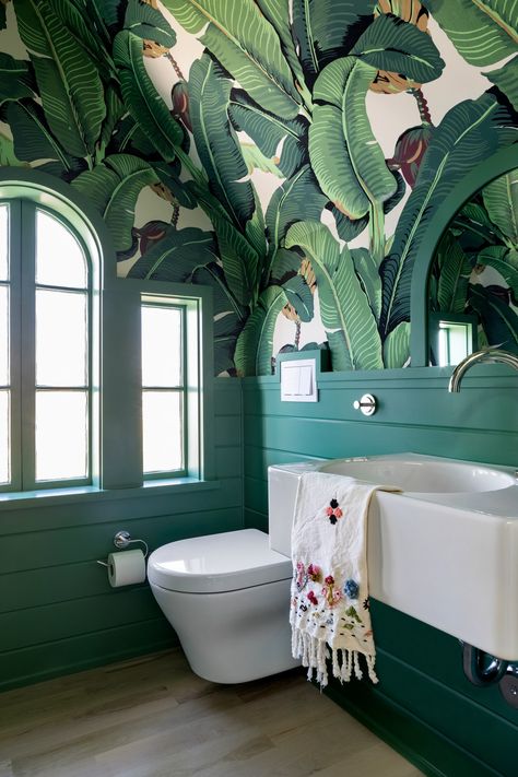 Tropical Bathroom Decor, Attic Bathroom Ideas, Makeover Kamar Mandi, Tropical Bathroom, Banana Leaf Wallpaper, Attic Bathroom, Downstairs Toilet, Modern Toilet, Bad Inspiration