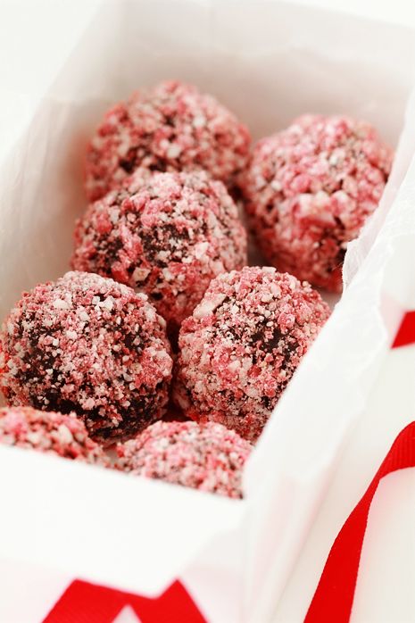 Peppermint crunch truffles YES Peppermint Desserts, Truffles Recipes, Peppermint Crunch, Truffle Shuffle, Truffles Recipe, Homemade Candies, Candy Desserts, Köstliche Desserts, Cream Puffs