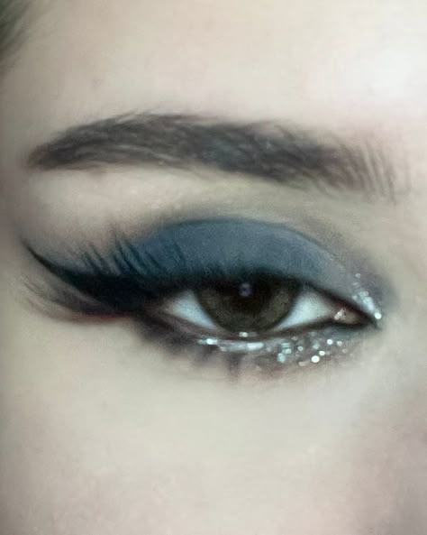 Prom Makeup Dark Blue, Dark Blue Eyeshadow, Swag Makeup, Ethereal Makeup, Pinterest Makeup, Dope Makeup, Edgy Makeup, Dark Makeup, Eye Makeup Art