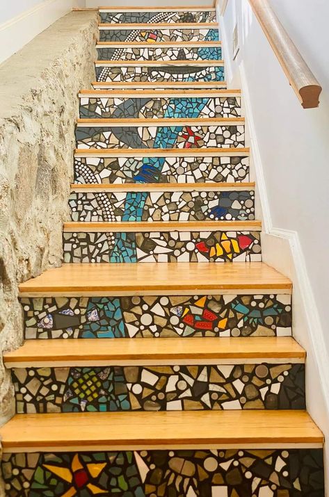 Mosaic Stair Risers, External Steps, Broken Tile Mosaic, Mosaic Stairs, Mosaics Ideas, Round Stairs, Staircase Art, Bohemian Decor Inspiration, Stair Riser Decals