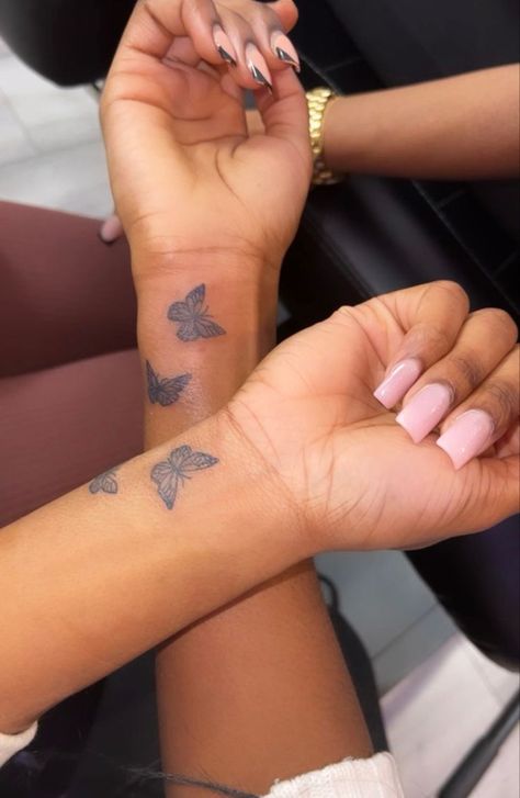 Tato Paha, 16 Tattoo, Tato Jari, Hand Tattoos For Girls, Cute Hand Tattoos, Pretty Hand Tattoos, Tato Lengan, Small Pretty Tattoos, Tattoos For Black Skin