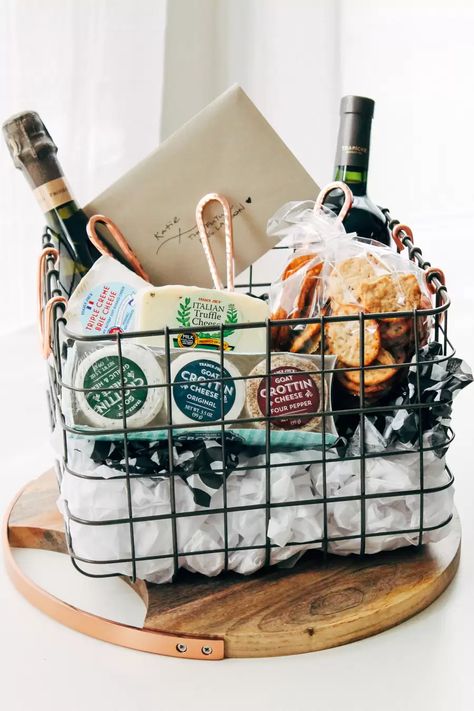 Diy Christmas Baskets, Christmas Cheese Boards, Cheese Gift Baskets, Cheeseboard Gift, Charcuterie Gifts, Christmas Gift Baskets Diy, Christmas Cheese, Cheese Gifts, Holiday Gift Baskets