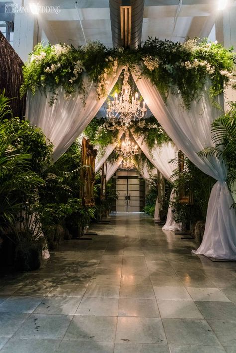 Chandelier Wedding Decor, Wedding Decor Garden, Floral Arches, Chandelier Wedding, Rustic Wedding Decorations, Wedding Ceremony Ideas, Wedding Chandelier, Garden Wedding Inspiration, Wedding Entrance