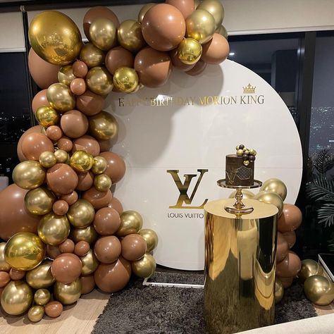 Lv Themed Birthday Party, Louis Vuitton Theme Party, Birthday Decorations Luxury, Louis Vuitton Cake For Women, Louis Vuitton Party Theme, Louis Vuitton Decor, 21st Themes, Louis Vuitton Birthday Party, Louis Vuitton Birthday