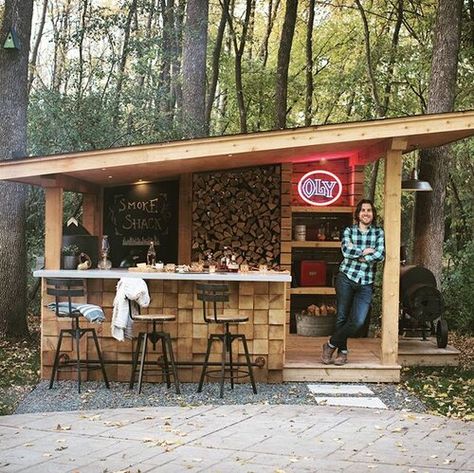 Bbq Shed, Outdoor Grill Station, Diy Outdoor Bar, Bar Shed, Bar Exterior, Outdoor Kitchen Bars, Outdoor Patio Bar, Outdoor Bbq Kitchen, Mobile Home Porch