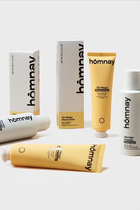 Xolve Branding's packaging for homnay represents a streamlined approach to skincare, addressing the confusion consumers can face in a saturated market. The three-fold strategy—Simple Beauty, True Clean Beauty, and City Solutions—is visually communicated, simplifying product selection and adapting to urban lifestyles. Creative Box Packaging, Sunscreen Packaging Design, Sunscreen Packaging, Packaging Creative, Skincare Branding, Luxury Packaging Design, Packaging Design Trends, Cosmetic Packaging Design, Skincare Brands