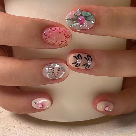 Kawaii Short Nail Art, Korean Summer Nail Art, Short Kawaii Nails, Kawaii Nails Short, Kutek Disney, Unghie Sfumate, Hippie Nails, Nagel Tips, Painted Nails