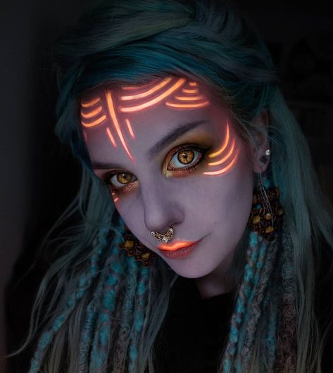 Neon Witch Makeup, Uv Light Makeup Ideas, Cyberpunk Face Paint, Black Light Face Paint Ideas, Glow Body Painting Ideas, Black Light Makeup Ideas, Neon Blue Makeup, Glow In The Dark Face Paint Ideas, Neon Face Paint Ideas Simple