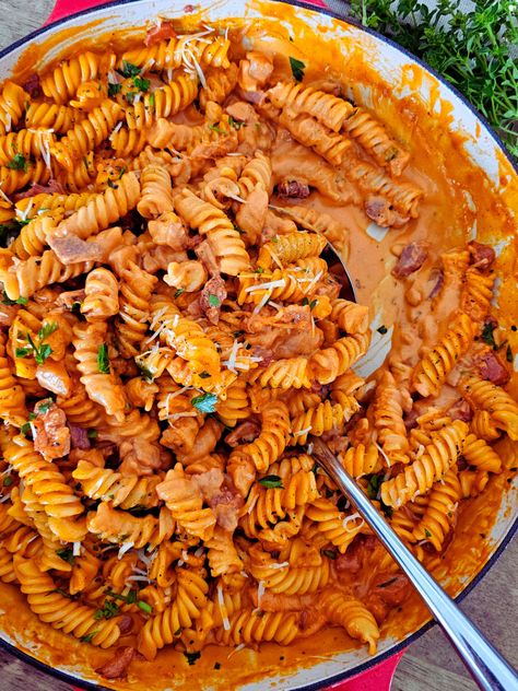 Easy Creamy Bacon Tomato Pasta Tomato Based Pasta, Creamy Bacon Pasta, Bacon Tomato Pasta, Pasta With Bacon, Fusilli Pasta, Bacon Pasta, Bacon Tomato, Pasta Dinners, Tomato Pasta