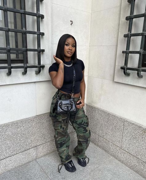 Black Yeezy 700 Outfit Women, Yeezy 700 V3 Dark Glow Outfit, Yeezy Outfit Black Women, Yeezy 450 Outfit Black Women, Black Yeezy Outfit, Trailride Outfit Black Women, Yeezy 700 V3 Outfit Women, Yeezy 700 Outfit Women, Cargo Pants Outfit Black Women