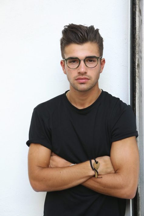 Best Men's Glasses of 2021: 10+ Fashion Styles Frames - Vint & York Cool Glasses For Men, Stylish Glasses For Men, Glasses For Round Faces, Mens Eye Glasses, Round Face Men, Mens Glasses Fashion, Glasses Trends, Mens Glasses Frames, Men Hair Color