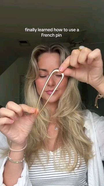 Hair care routinee on Instagram: "French pin tutorial🤍 50 tries later and I loveee the way it looks (better than a claw clip) 😘 French pin i put in my storefront beIow BlO    #hairtok #frenchpin #hairtutorial #hairclip #hairstyle #clawcliphairstyles #hair #hairtransformation #styletips" French Hair Pin Tutorial, French Hair Clip, French Clip Hairstyles, How To Use French Hair Pins, How To Use A French Hair Pin, French Pin Tutorial, French Pin Hairstyles, French Pin Hair, French Hair Pins