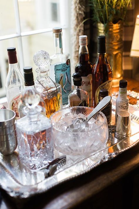 Classic tabletop home bar setup with crystal decanters and ice bowl on traditional silver tray. #homebarsetup Home Bar Setup, Bandeja Bar, Gold Bar Cart, Bar Tray, Bar Cart Styling, Drinks Tray, Bar Cart Decor, Bar Set Up, Silver Trays