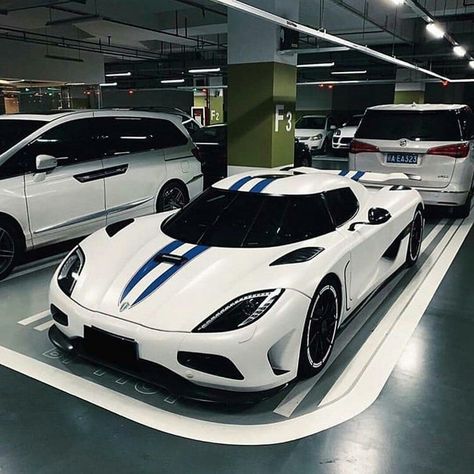 Koenigsegg Agera R, Cool Truck Accessories, Koenigsegg Agera, Car White, Mobil Drift, Car Organization, Top Luxury Cars, Car Decorations, Car Organizer