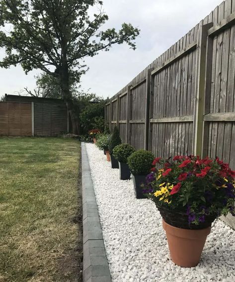 Pebble Garden With Flower Pots Front Garden Ideas Driveway, Pebble Landscaping, Garden Ideas Driveway, Pebble Garden, Side Yard Landscaping, Backyard Garden Layout, Driveway Landscaping, Front Landscaping, Front Yard Landscaping Design