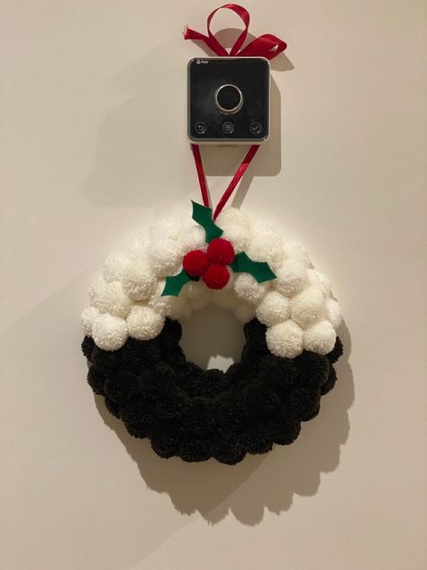 Christmas Pudding Pom Pom Wreath, Pom Pom Christmas Pudding, Pom Pom Christmas, Christmas Puddings, Pom Wreath, Pom Pom Wreath, Christmas Pudding, Christmas Makes, Puddings